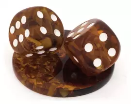 Композиция из янтаря "Игральные кости"