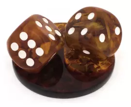 Композиция из янтаря "Игральные кости"