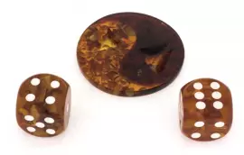 Композиция из янтаря "Игральные кости"