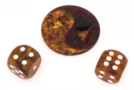 Композиция из янтаря "Игральные кости"