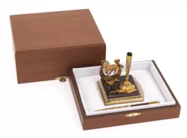 A horseshoe writing set made of jade