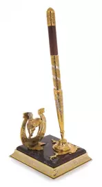 A horseshoe writing set made of jade