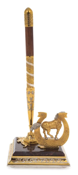 A horseshoe writing set made of jade
