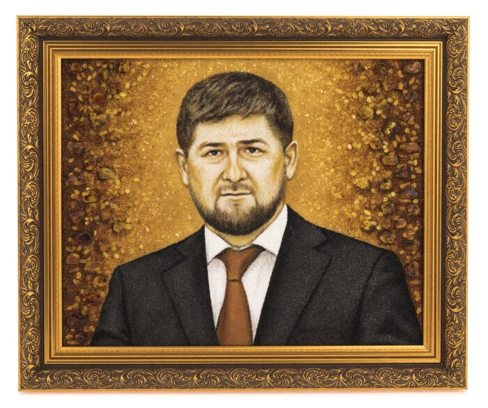 Портрет Рамзана Кадырова из янтаря