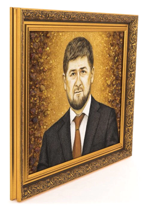 Портрет Рамзана Кадырова из янтаря