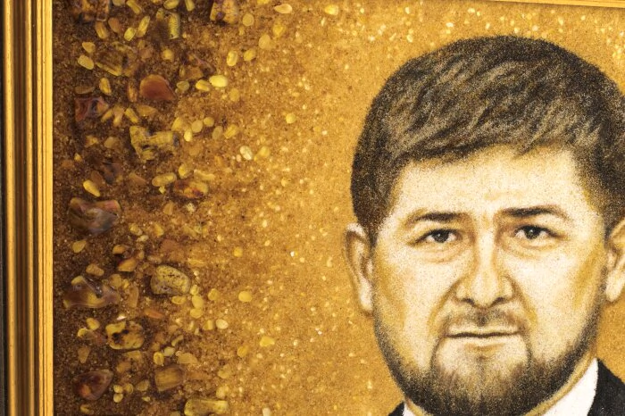 Портрет Рамзана Кадырова из янтаря