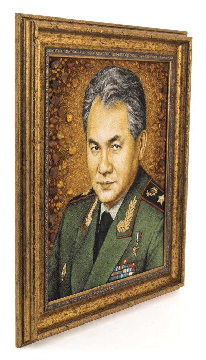 Портрет Сергея Шойгу из янтаря