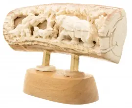 Сувенир из бивня мамонта "Охота на медведя" Сувенир из бивня мамонта "Охота на медведя"