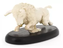 Изделие из бивня мамонта "Свирепый бык"