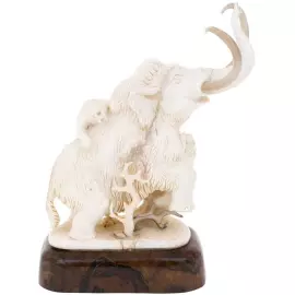 Скульптура из бивня мамонта "Нападение саблезубого тигра"