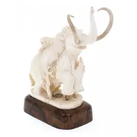 Скульптура из бивня мамонта "Нападение саблезубого тигра"