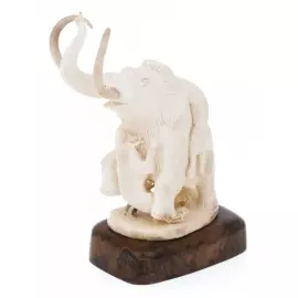 Скульптура из бивня мамонта "Нападение саблезубого тигра"