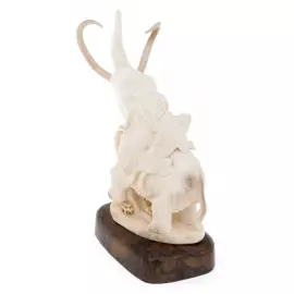 Скульптура из бивня мамонта "Нападение саблезубого тигра"