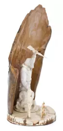 Скульптура из бивня мамонта и рога лося "Охотник"