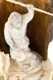 Скульптура из бивня мамонта и рога лося "Охотник"