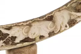 Сувенир из бивня мамонта "Борьба предков за выживание"