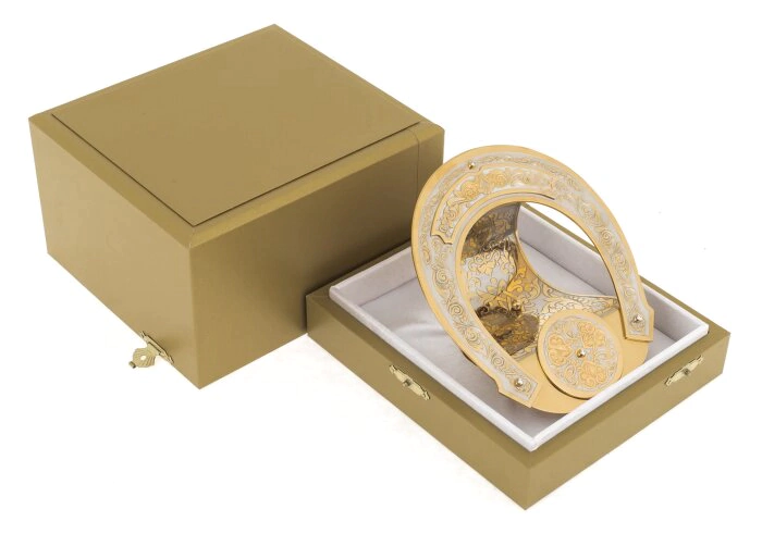 The "Horseshoe for Luck" phone stand