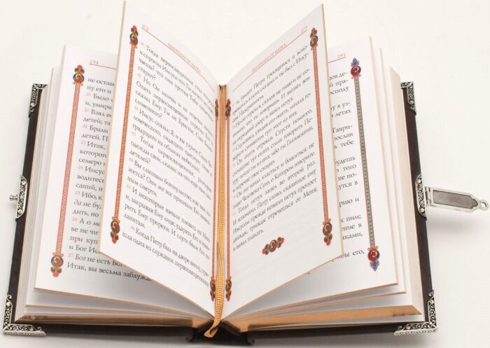 Подарочная книга в кожаном переплете "Евангелие"