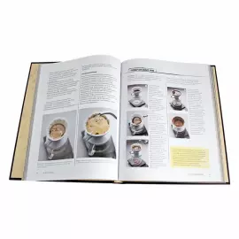 Книга в кожаном переплете "Всемирный атлас кофе. От зерна до чашки"