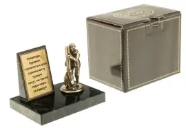 Сувенир из бронзы и змеевика "Нефтяник" Сувенир из бронзы и змеевика "Нефтяник"