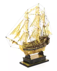 Корабль из янтаря "Линкор Азов"