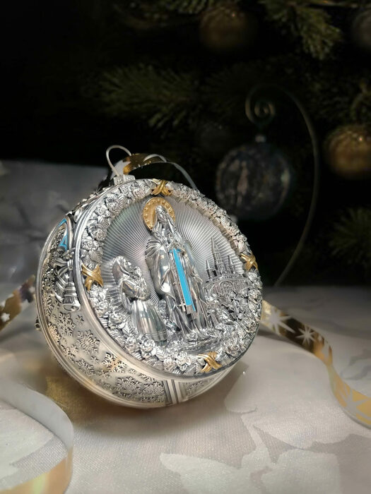 Серебряный елочный шар "Мадонна"