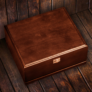 Whiskey set "George the Victorious" for 2 persons, in a wooden box