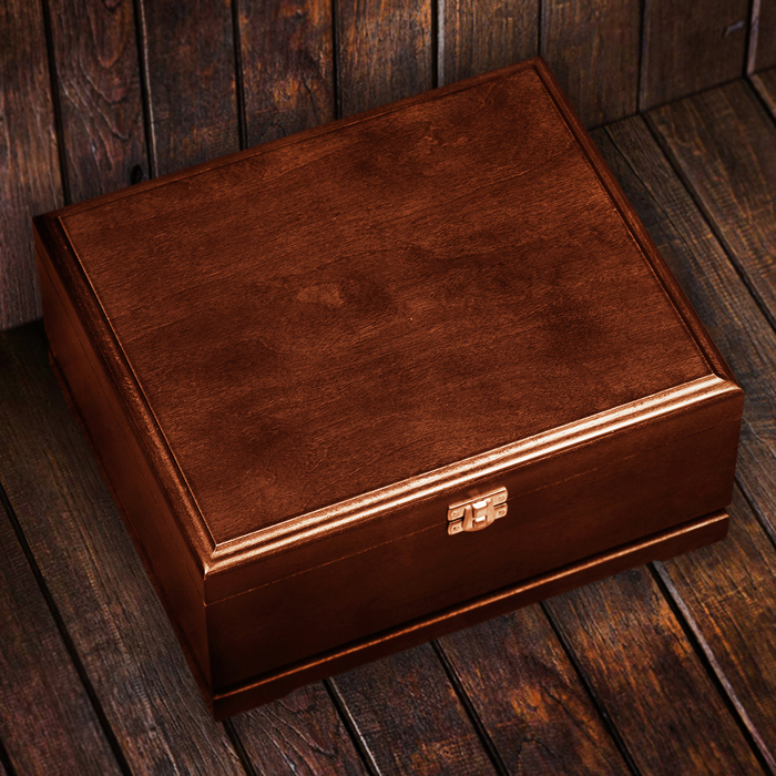 Whiskey set "George the Victorious" for 2 persons, in a wooden box