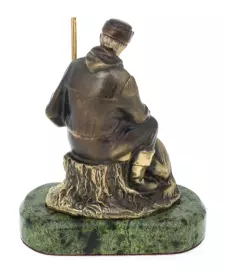 Статуэтка из бронзы "Охотник на отдыхе" змеевик
