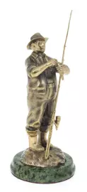 Статуэтка из бронзы "Рыбак со спинингом" змеевик