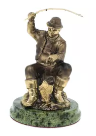 Статуэтка из бронзы "Рыбак с удочкой" змеевик