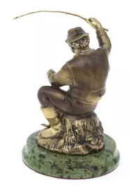 Статуэтка из бронзы "Рыбак с удочкой" змеевик