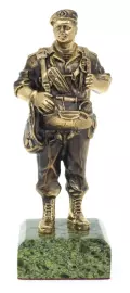 Статуэтка из бронзы "Десантник" змеевик
