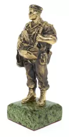 Статуэтка из бронзы "Десантник" змеевик