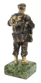 Статуэтка из бронзы "Десантник" змеевик