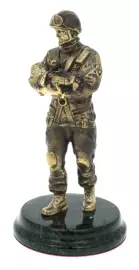 Статуэтка из бронзы "Спасатель с ребёнком" змеевик