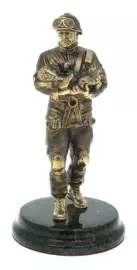 Статуэтка из бронзы "Спасатель с ребёнком" змеевик