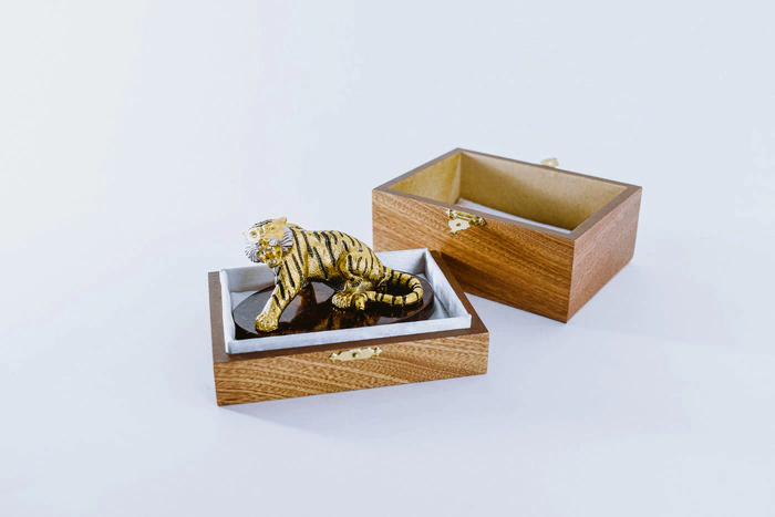 Statuette "Aggressive Tiger" (jasper, small)