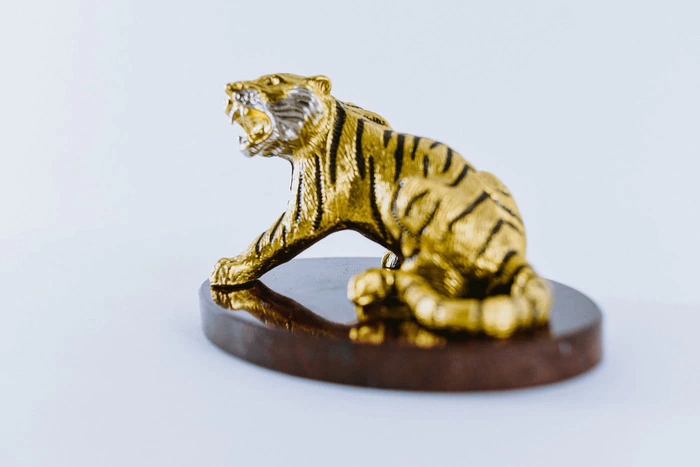 Statuette "Aggressive Tiger" (jasper, small)