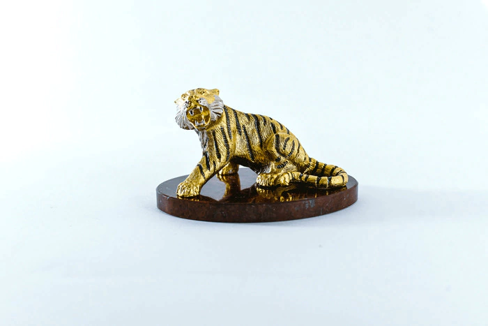 Statuette "Aggressive Tiger" (jasper, small)