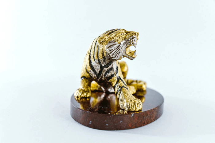 Statuette "Aggressive Tiger" (jasper, small)