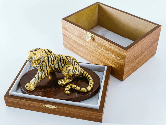 Statuette "Aggressive Tiger" (jasper, large)