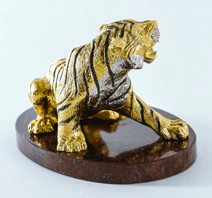 Statuette "Aggressive Tiger" (jasper, large)