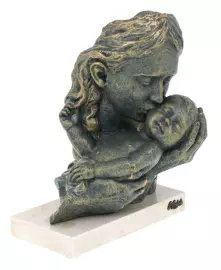 Скульптура "Объятия" (Cuddles)