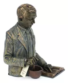 Скульптура "Фармацевт" (Pharmacist)