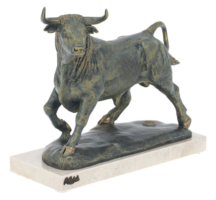 Sculpture "Brave bull" (Brave bull)