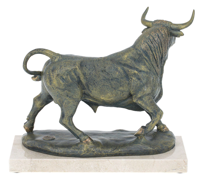 Sculpture "Brave bull" (Brave bull)