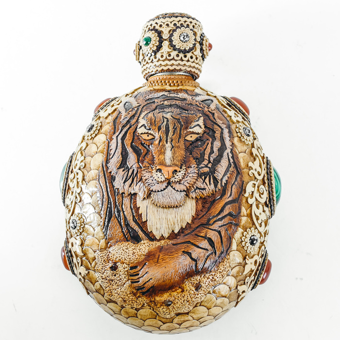 Фляжка "Тигр" с подставкой (береста, малахит)
