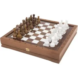 Шахматы из оникса, мрамора и красного дерева