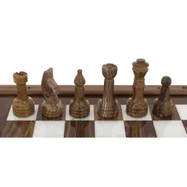 Шахматы из оникса, мрамора и красного дерева